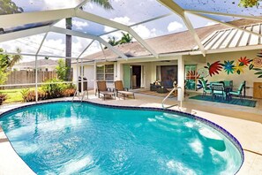 Outdoor pool, a heated pool - 1 Mile to Beach! Pool, King Bed, BBQ, Games (Naples)