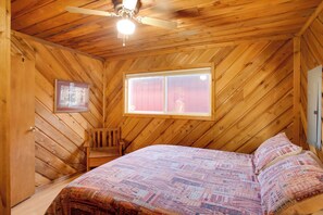 2 bedrooms, desk, Internet, bed sheets