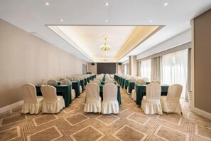 A conference room with rows of tables and chairs, a chandelier, and large windows. - Vienna Hotel (Changzhou Hutang Wuyue Plaza) (Changzhou)