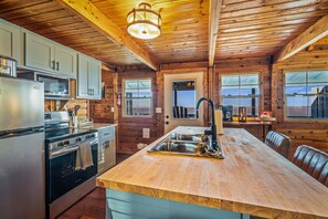 Fridge, microwave, stovetop, dishwasher