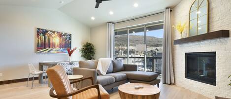 Smart TV, chimenea, futbolito