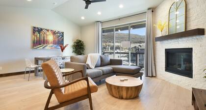 Winter specials: Bright, Modern Retreat with Hot Tub +Game Room sleeps 12.