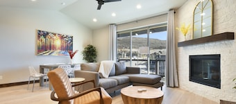 Winter specials: Bright, Modern Retreat with Hot Tub +Game Room sleeps 12.