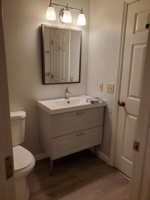 Combined shower/bathtub, hair dryer, towels, soap