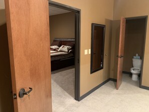 2 bedrooms, WiFi - Premium for Business Trips (Granbury)