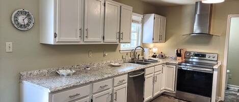 雪櫃、微波爐、爐具、洗碗機