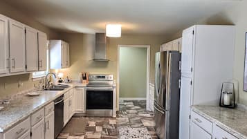 Fridge, microwave, stovetop, dishwasher