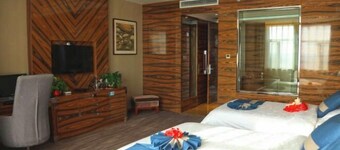 Triumphal Gate Holiday Hotel (Toketo No.1 Middle School)