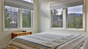 3 slaapkamers, een strijkplank/strijkijzer, reisbedje, wifi