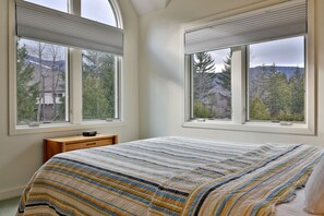 3 slaapkamers, een strijkplank/strijkijzer, reisbedje, wifi