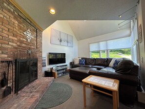 TV, fireplace, DVD player - Beautiful Fall Line Condo with Mountain Views on Shuttle Route B4A/B (Killington)