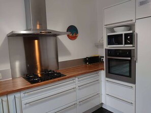 Fridge, microwave, oven, stovetop - 6CHK4 -Villa on the heights with sea view (COLLIOURE)