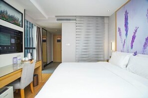 A hotel room with a bed, a desk with a chair, a TV, and a large window. - Lavande Hotels (Xianning Tonghui Square) (Xianning)