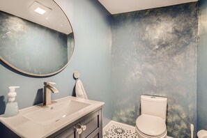 Combined shower/bathtub, hair dryer, towels, soap