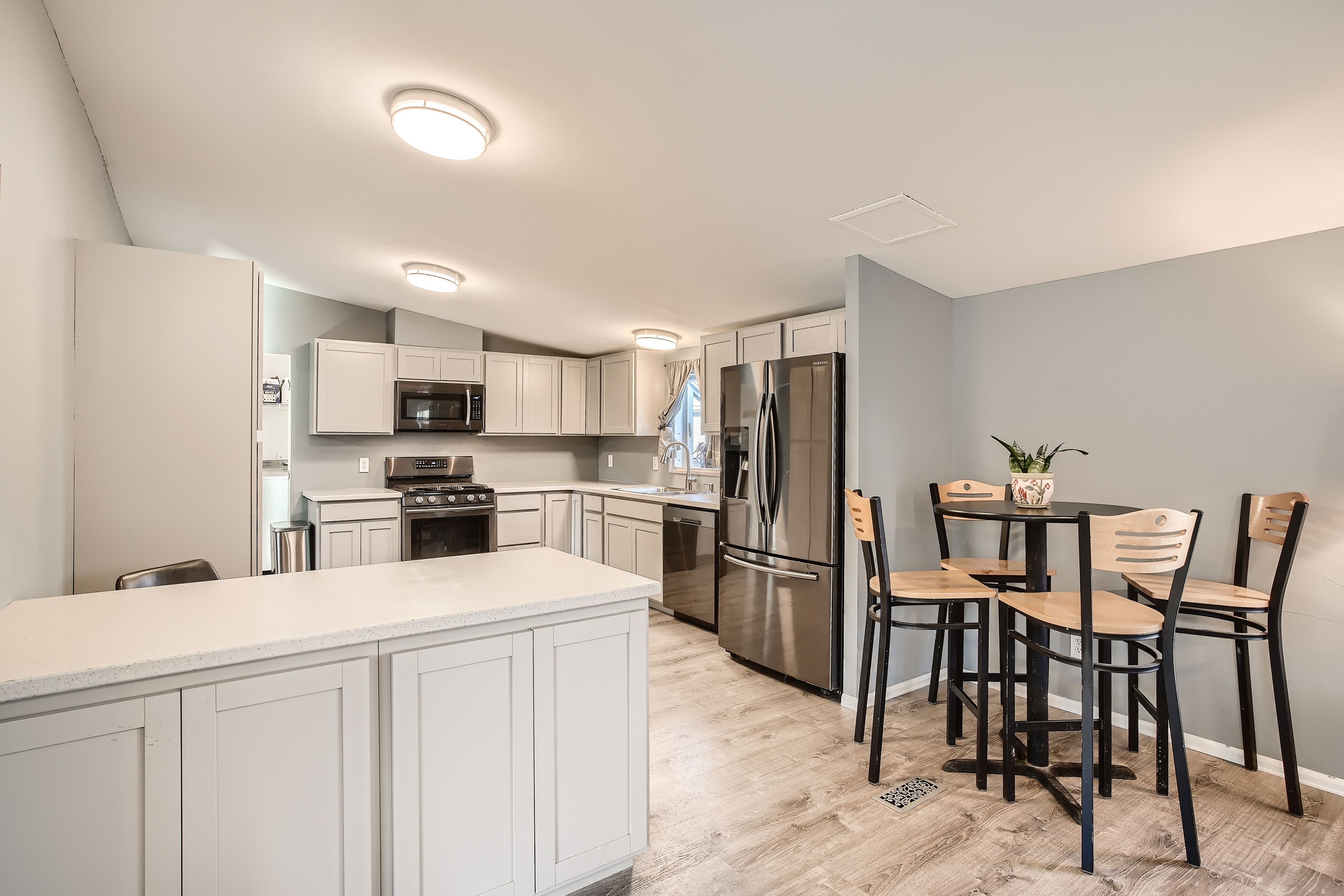 ميكروويف، فرن، غسالة أطباق، ماكينة لصنع القهوة/الشاي