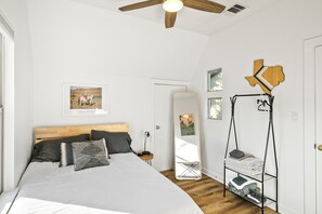 2 chambres, bureau, fer et planche à repasser, lit parapluie