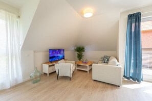 Fernseher, Tischtennisplatte, Stereoanlage