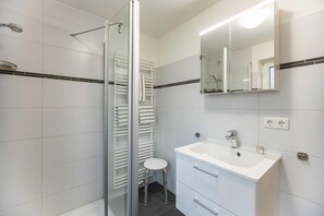 Dusche, Haartrockner, Handtücher