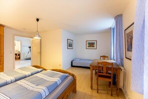 5 bedrooms, desk, iron/ironing board, WiFi
