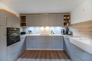 Køleskab, mikrobølgeovn, ovn, kogeplade