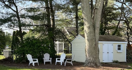 The Lilly Pad: Big fenced in yard, close to beaches, kayaking and more!