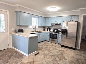 Fridge, microwave, oven, stovetop - The Lilly Pad: Big fenced in yard, close to beaches, kayaking and more! (Milton)