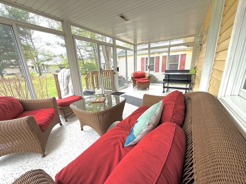 The Lilly Pad: Big fenced in yard, close to beaches, kayaking and more!