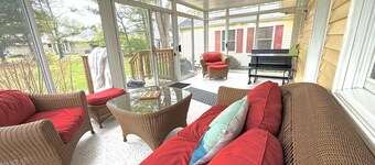 The Lilly Pad: Big fenced in yard, close to beaches, kayaking and more!