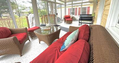 The Lilly Pad: Big fenced in yard, close to beaches, kayaking and more!
