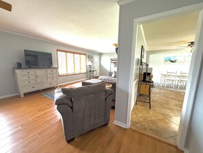 Smart TV, table tennis - The Lilly Pad: Big fenced in yard, close to beaches, kayaking and more! (Milton)