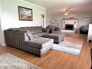 Smart TV, table tennis - The Lilly Pad: Big fenced in yard, close to beaches, kayaking and more! (Milton)