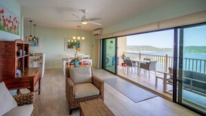 Een ruime woonkamer met een balkon met uitzicht op een prachtig panorama.