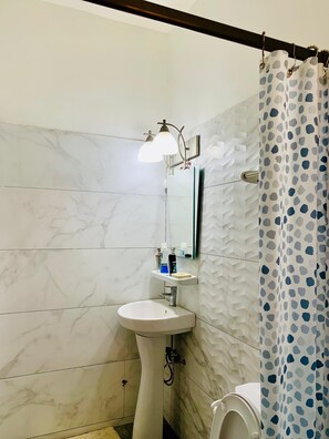 Shower - A gated community beautiful house with Wifi, Air conditioning and Hot water. (Lomé)