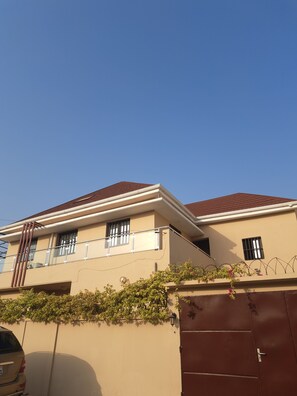 Exterior - A gated community beautiful house with Wifi, Air conditioning and Hot water. (Lomé)