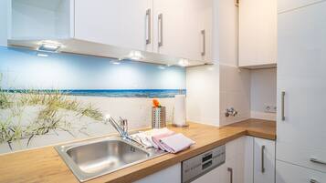 Een koelkast, een kookplaat, een vaatwasser