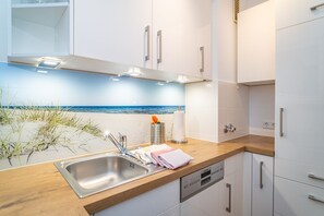 Een koelkast, een kookplaat, een vaatwasser