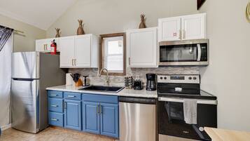 Køleskab, mikrobølgeovn, ovn, kogeplade