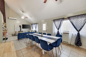 Dining - Remodeled 6BD/3BA Home w/AC, Near Top Pocono Attractions & Premier Amenities! (Tobyhanna)
