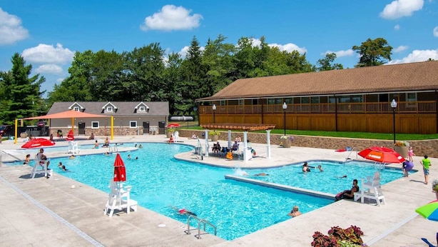 Ein Poolbereich mit mehreren Pools, Liegestühlen und Sonnenschirmen.
