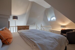 Unclassified image, 4 of 50, button