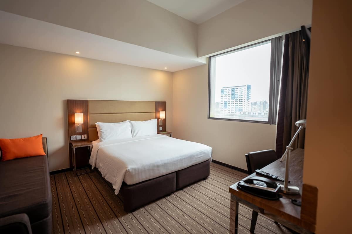 Room, 1 Queen Bed | In-room safe, desk, laptop workspace, blackout drapes