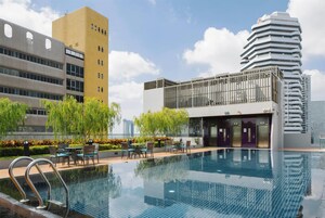 Kolam renang outdoor, dengan kursi berjemur