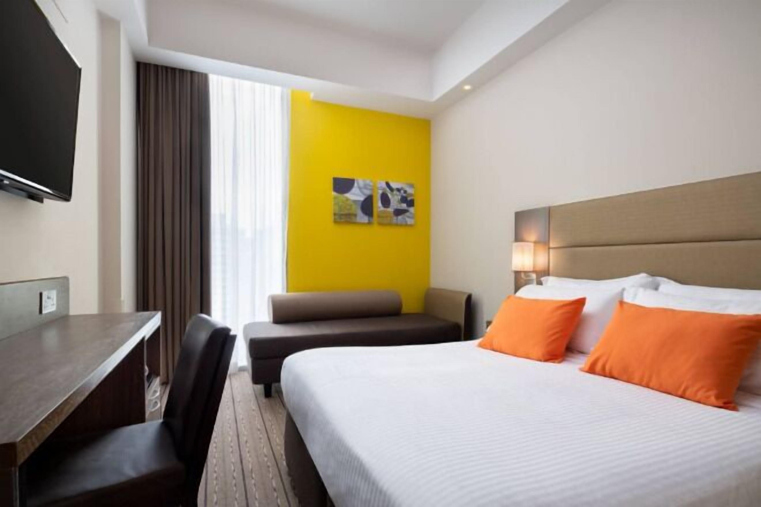 客房内保险箱、办公桌、笔记本电脑工作区、遮光窗帘