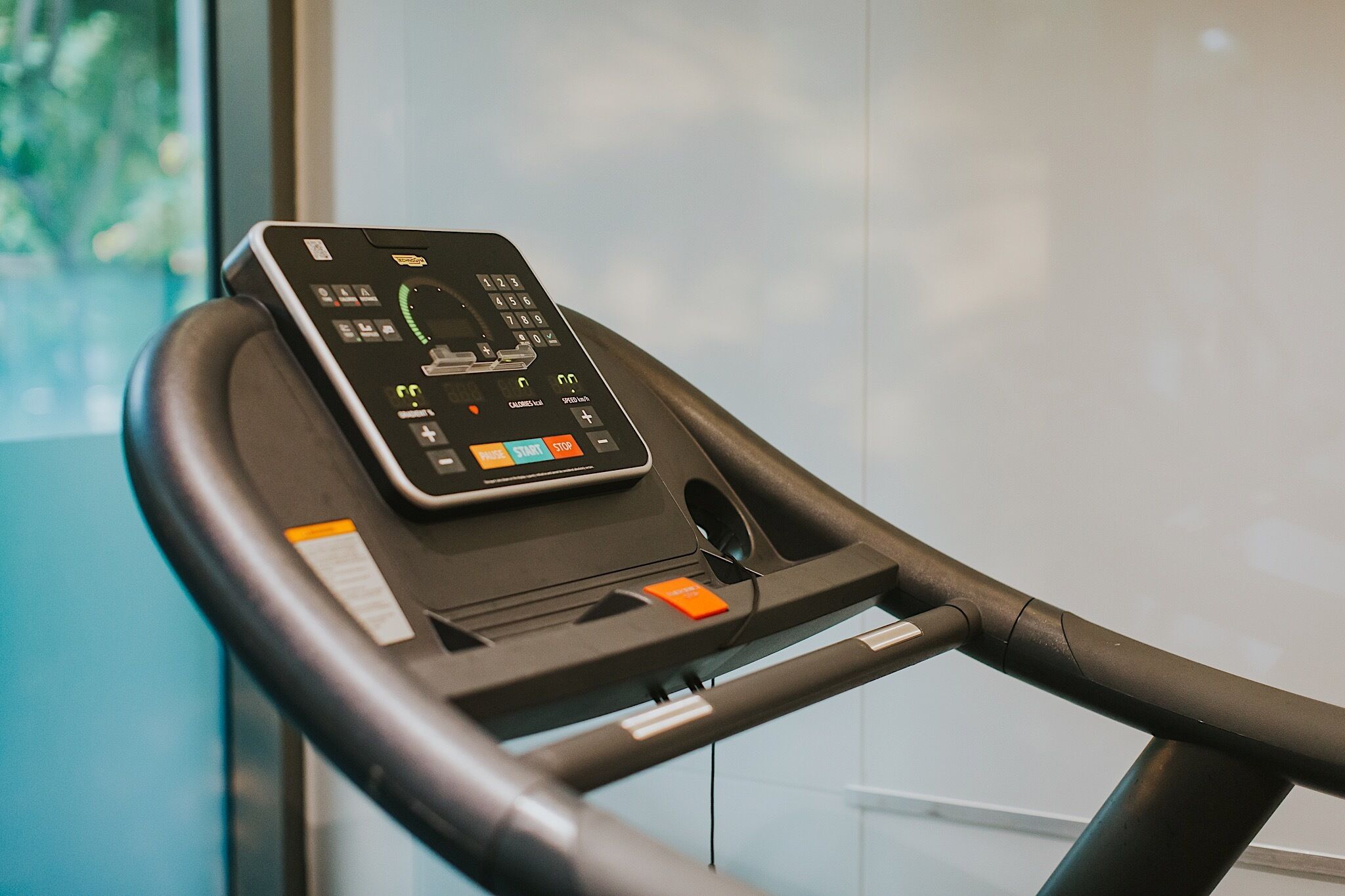 Een hometrainer met een digitaal display en bedieningspaneel.