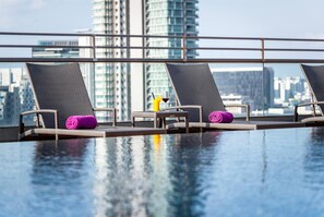 Outdoor pool, sun loungers - Hotel Traveltine Downtown Singapore, Trademark Collection by Wyndham (Singapore)