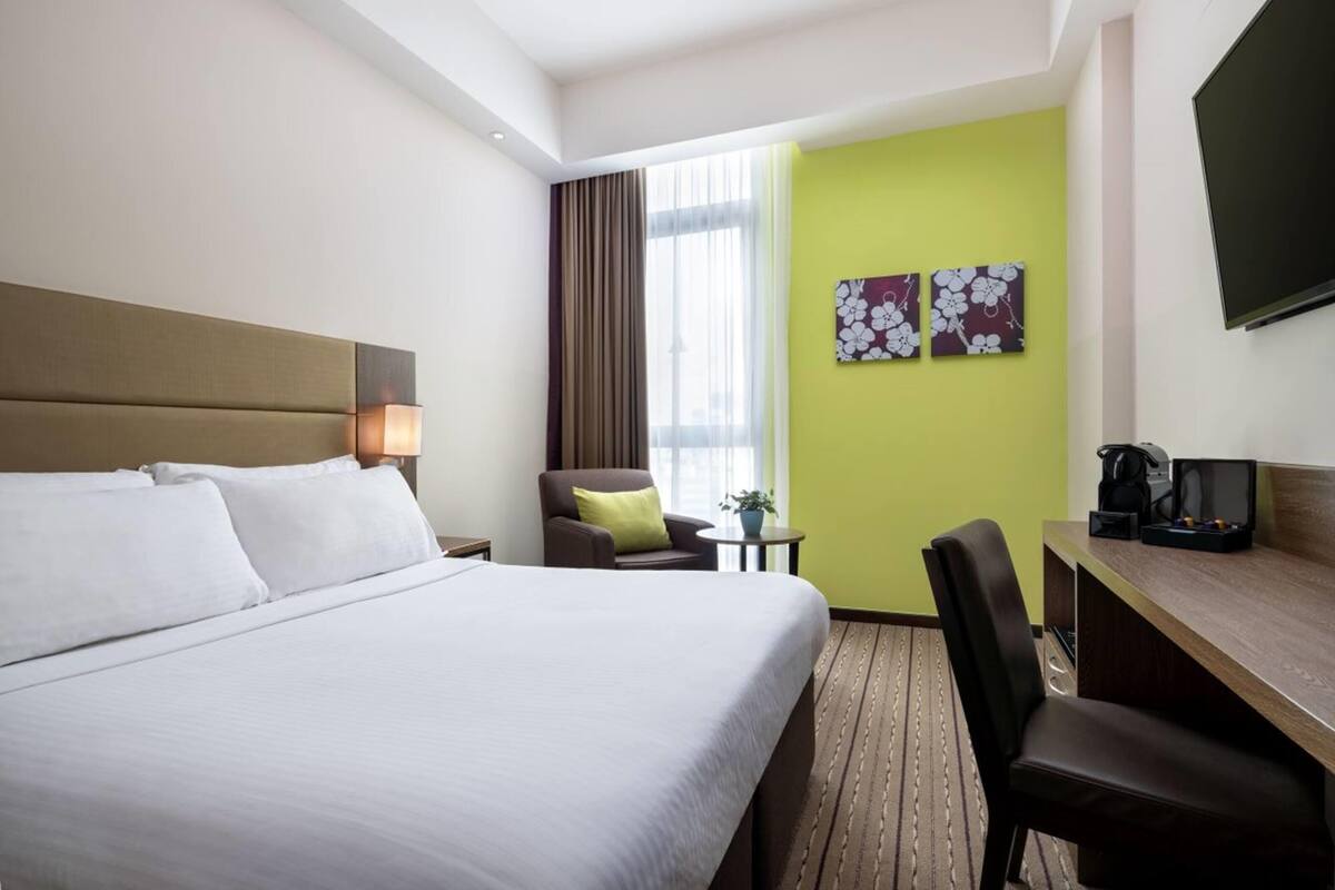 Deluxe Room, 1 Queen Bed | In-room safe, desk, laptop workspace, blackout drapes
