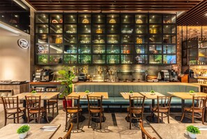 Desayuno buffet diario (SGD 36 por persona)