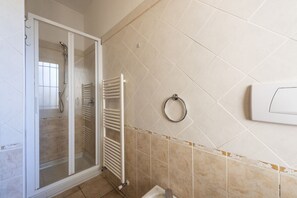 Dusche, Haartrockner, Bidet, Handtücher