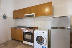 Frigorifero, forno, piano cottura, lavastoviglie