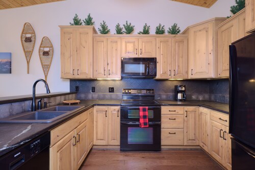 Home w/fireplace, great views & community hot tub/pool/sauna - Big Game Getaway